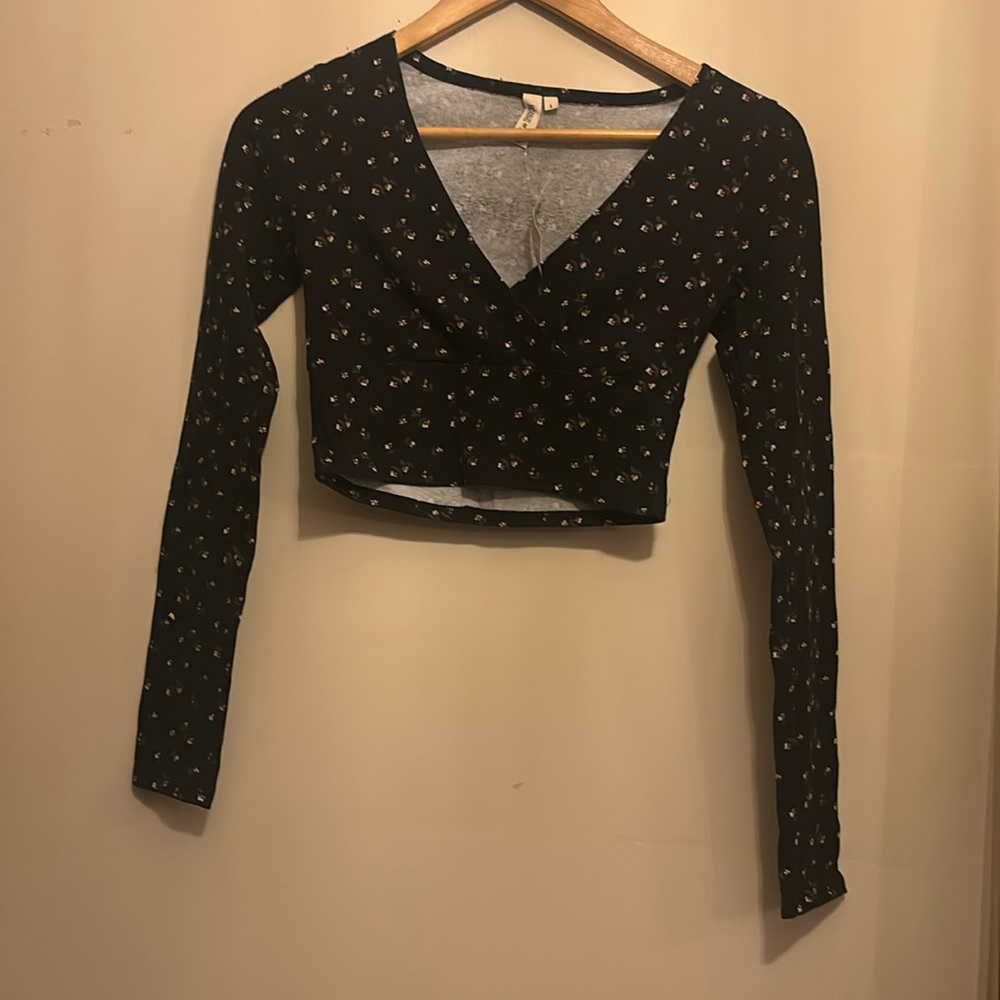 Woman sky and sparrow crop top